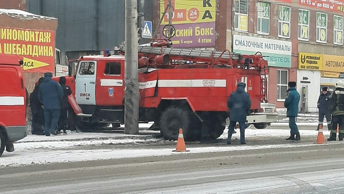 В Омске пожарная машина въехала в столб, чтобы уйти от столкновения с  легковушкой - KP.RU