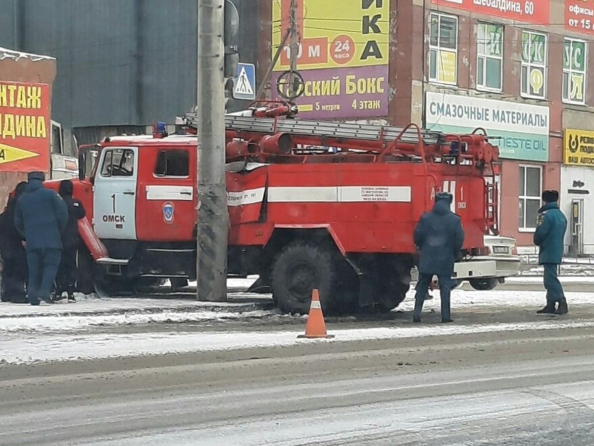 В Омске пожарная машина въехала в столб, чтобы уйти от столкновения с  легковушкой - KP.RU