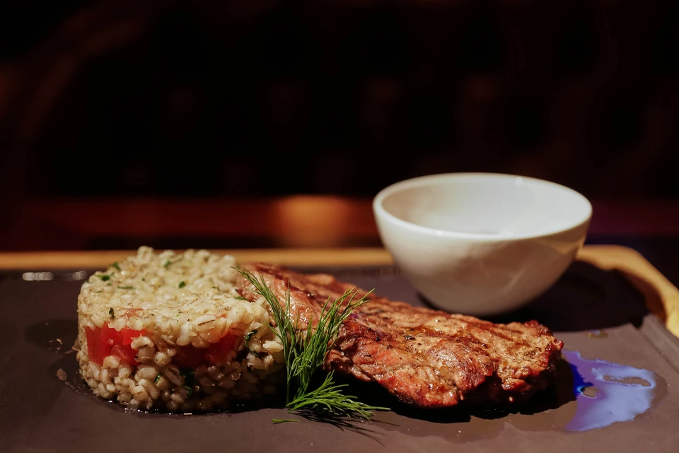 Сибиряк хотел с компанией поесть мясо.