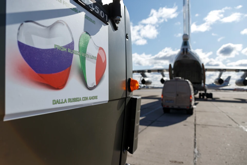 Наклейка на борту российского военного грузовика, отправившегося в Италию.