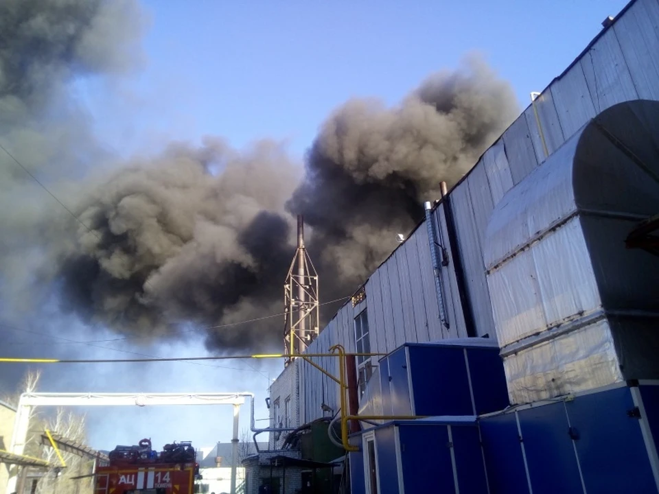 В Тюмени спасатели тушат крупный пожар на складе. Фото - ГУ МЧС по Тюменской области.