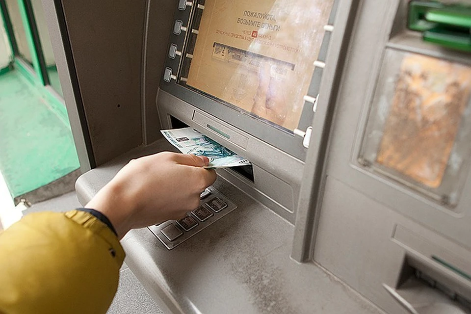 Инфекционисты оценили рекомендацию ЦБ по выдаче денег в банкоматах