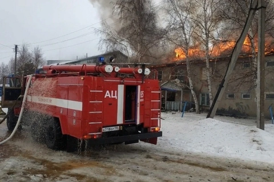 Из-за шалости с огнем в Нижневартовске сгорело здание. Фото МЧС ХМАО.