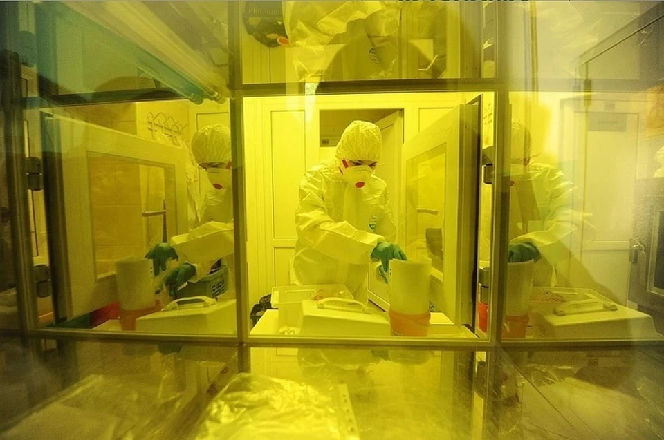 В Екатеринбурге в три смены работает лаборатория, где ежедневно исследуют анализы на коронавирус