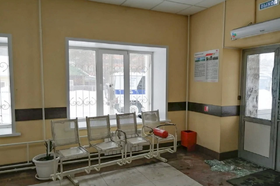 Кассир увидела, что кто-то взломал дверь и разбил стекло. Фото: УТ МВД по СФО.