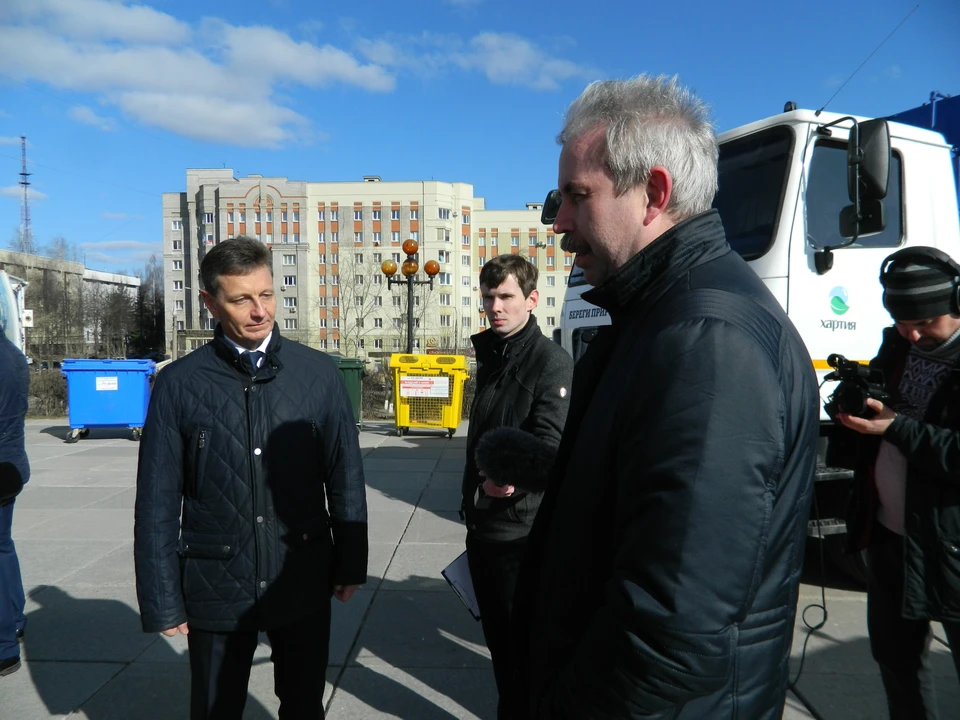 Губернатор Владимир Сипягин осмотрел мусорную технику.