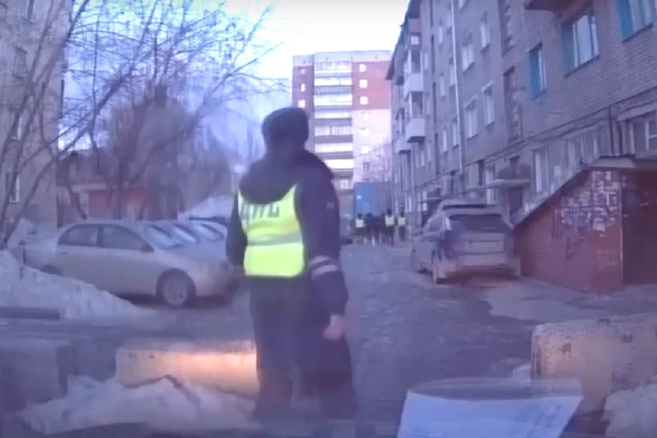 Полицейские поймали угонщика в одном из дворов. Фото: стоп-кадр