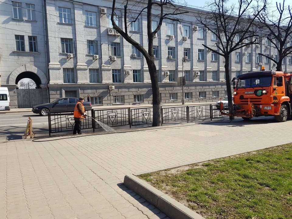 Сейчас очищают и красят ограждения на улицах Ленина и Дзержинского