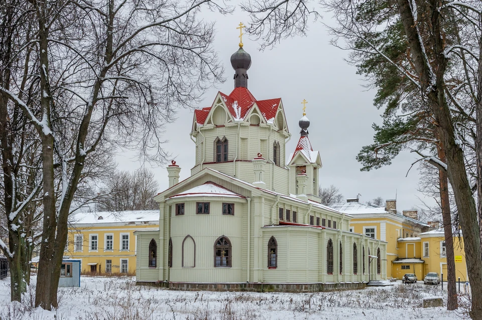 В Петербурге на неделю запретят ходить в храмы и парки.