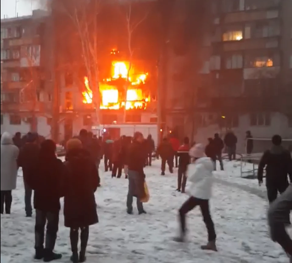 Огонь со второго этажа быстро перебрался на третий. Фото: читатель КП-Челябинск