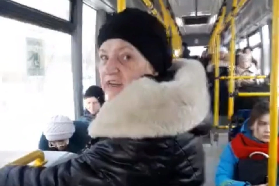Пассажирка автобуса в Сургуте ударила кондуктора сумкой по голове за сдачу мелочью. Скриншот видео из соцсети "ВКонтакте" паблик "Качели-Сургут".