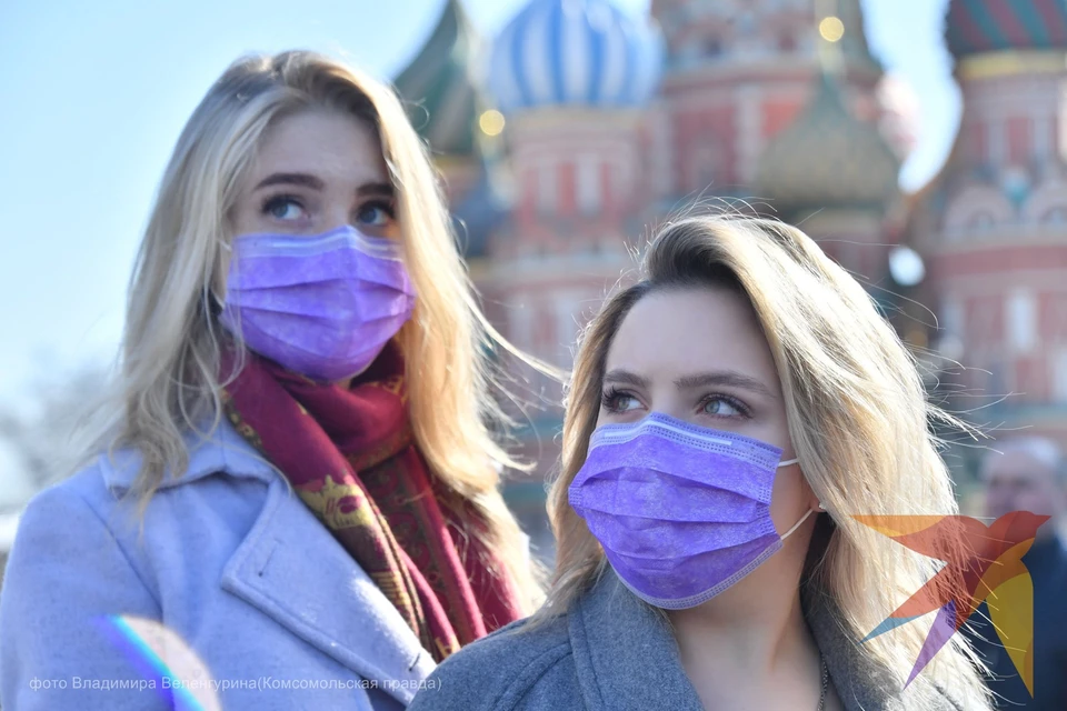 Несмотря на рекомендации врачей и правительства, россияне продолжают гулять по улицам.