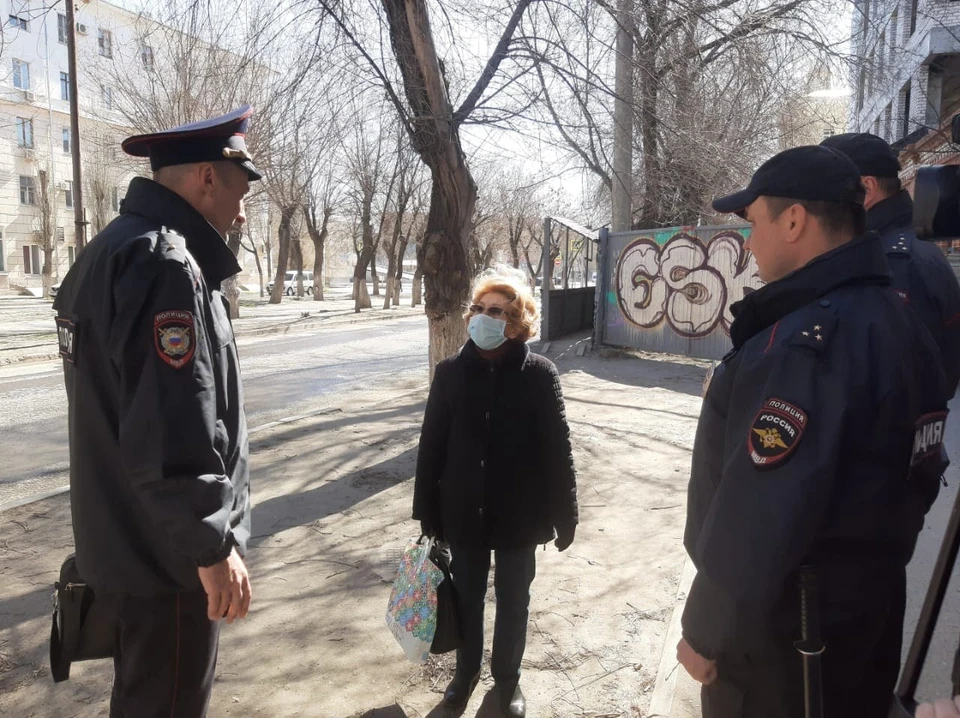 Бабушкам настоятельно рекомендуют не выходить на улицу.