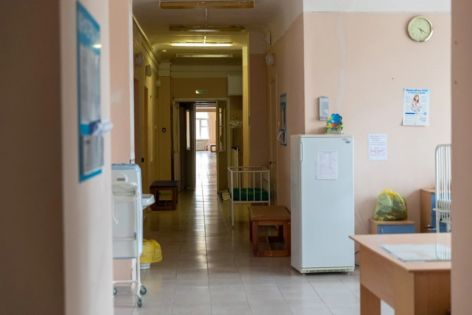 В Псковской инфекционной больнице, куда доставляют коронавирусных пациентов, во время визита туда губернатора Михаила Ведерникова. Фото пресс-службы региональной администрации.