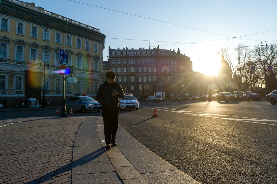 В понедельник в Петербурге прохладно и солнечно.
