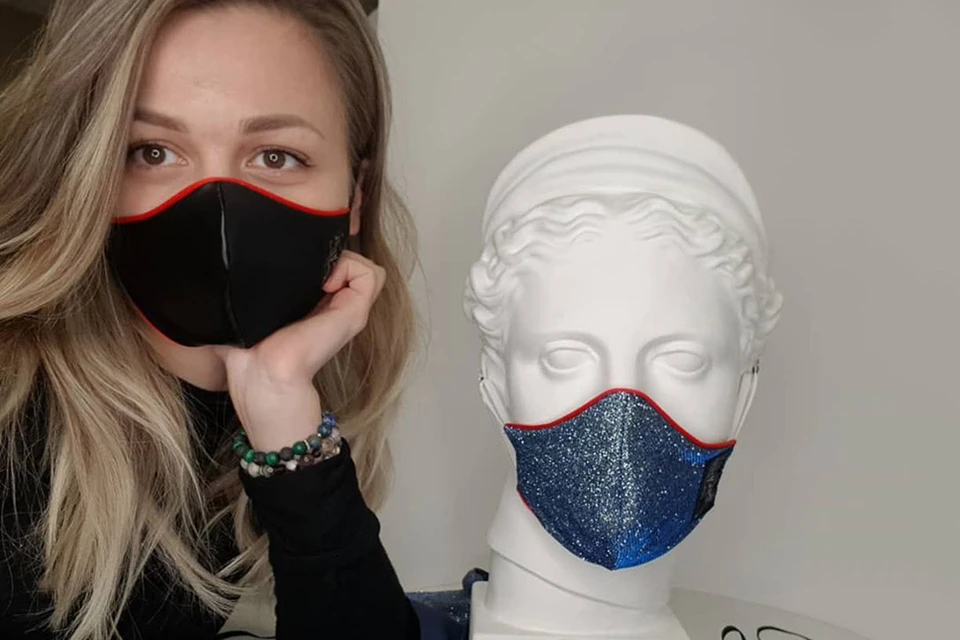Стилист Екатерина Гордеева предложила всем желающим многоразовые маски - не за деньги, а просто так! Фото: Фейсбук.