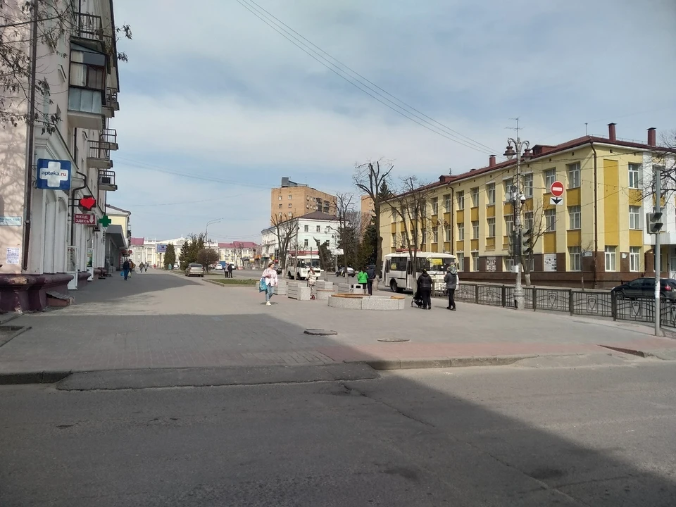 Все больше граждан остаются дома