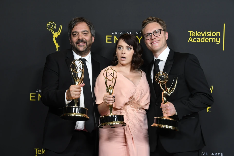 В 2019 Адам Шлезингер был награждён Эмми за музыку к сериалу "Чокнутая бывшая", которую он написал в соавторстве с Рейчел Блум и Джеком Долдженом