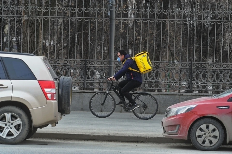 В сервисах доставки продуктов и еды к тому же ввели дополнительные меры, чтобы обезопасить клиентов от распространения коронавируса.