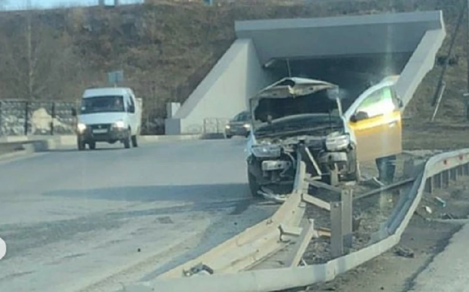 В результате столкновения у автомобиля сильно помялся капот.Фото: Instagram @chp_59