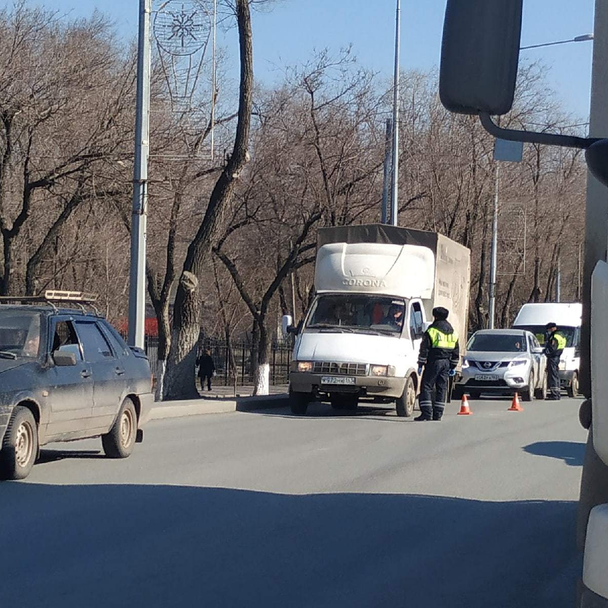 Откуда пробка? На Ново-Садовой в Самаре во время карантина проверяют  автомобилистов - KP.RU