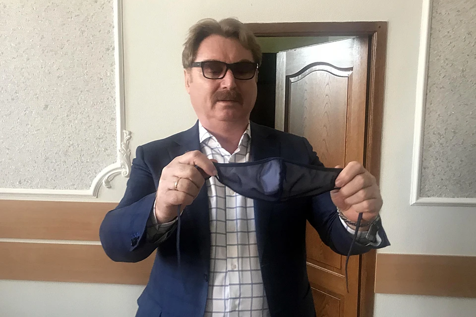 Глава Балашовского района Павел Петраков с маской местного производства