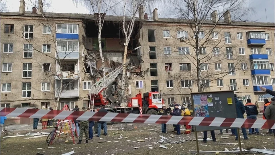 Взрыв в жилом доме произошел сегодня, по предварительным данным, из-за неисправной газовой колонки. Фото: Антон Рябов.
