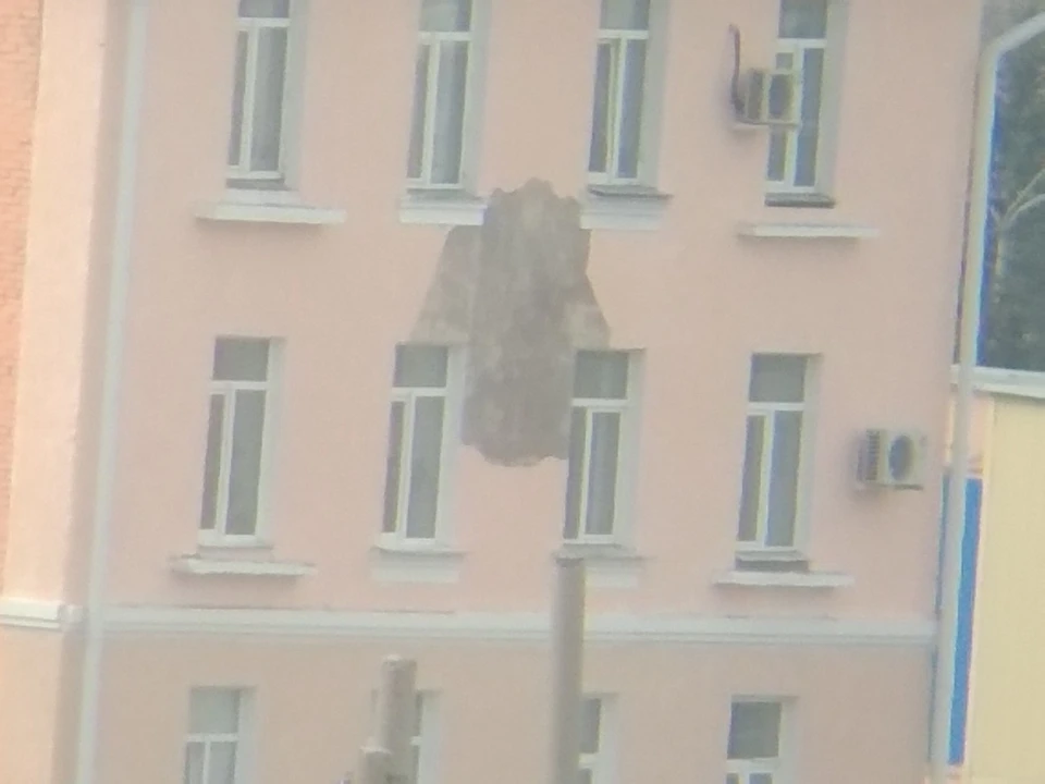 Куски штукатурки отлетели.