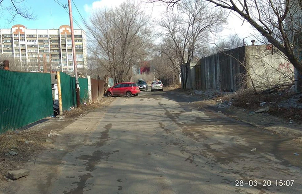Машина врезалась в ворота частного владения ФОТО: УМВД России по Хабаровскому краю