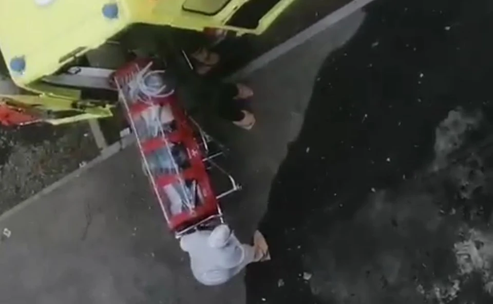На видео попал момент госпитализации больного с подозрением на коронавирус в Самаре