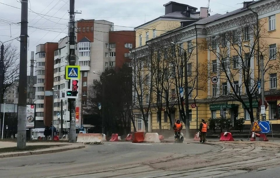 В Смоленске на улице Николаева начали укладывать рельсы. Фото: паблик «Смоленский транспорт» ВКонтакте.
