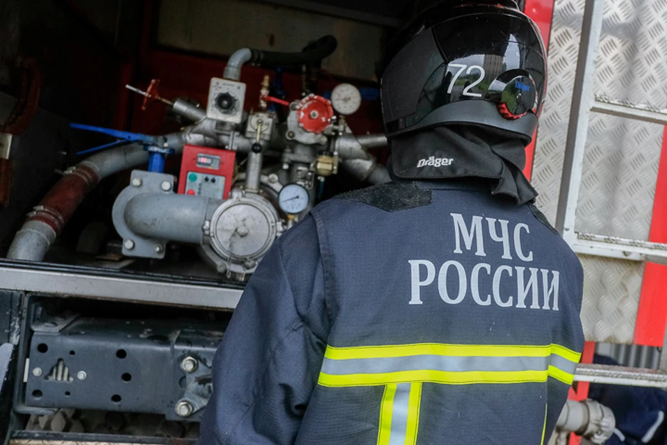 В Петро-Славянке пожарные тушили ангар с углем.