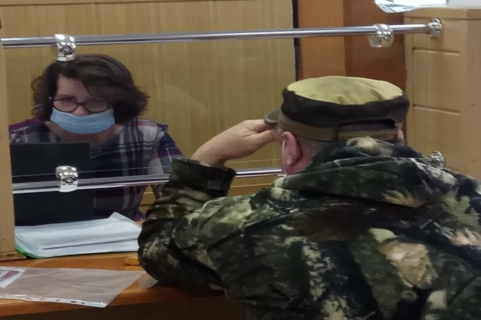 Обратившимся в центр занятости при себе необходимо иметь паспорт, трудовую книжку, документы об образовании, справку о среднем заработке за последние три месяца.