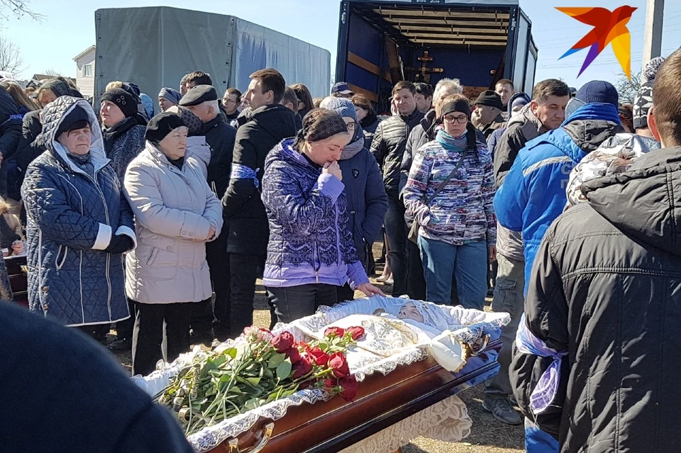 Одну из жертв массового убийства в Елатьме провожают в последний путь.