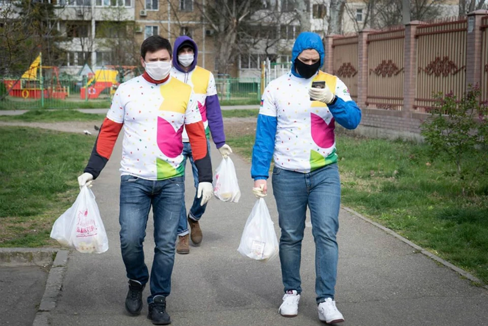 Волонтеры разносят продукты . Фото: Сергей Урайкин