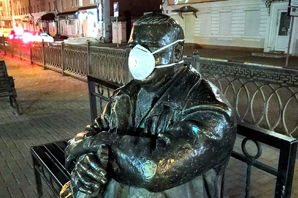 Бронзовому Кругу надели респиратор Фото: vk.com/"Тверь ВКонтакте"