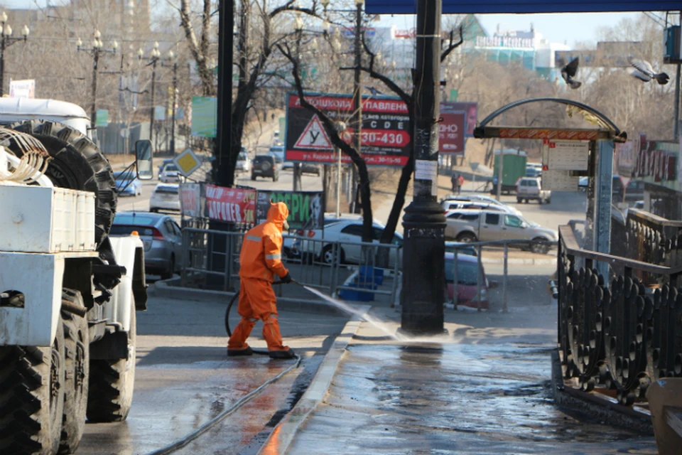 На центральных улицах Хабаровска продезинфицировали остановки