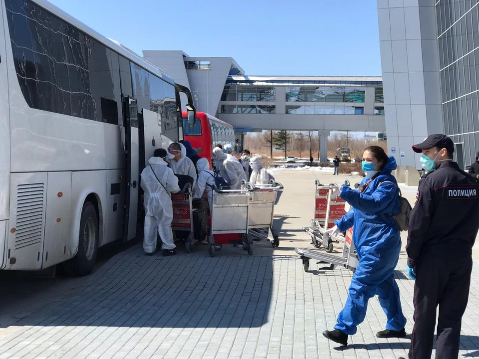 Китайцы, прилетевшие во Владивосток, садятся в автобус