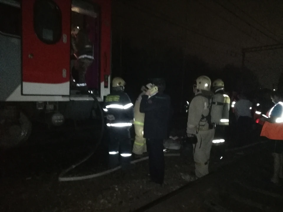 Поезд «Воронеж-Москва» загорелся вечером 8 апреля у станции «Дягилево» в Рязани. Фото: ГУ МЧС по Рязанской области.