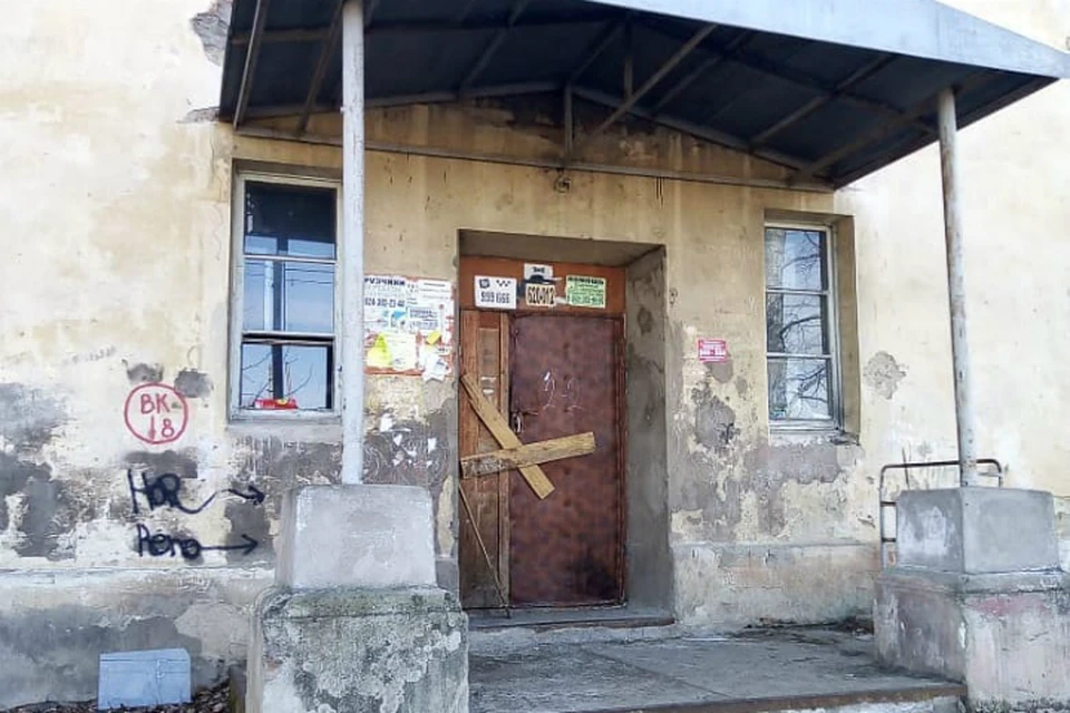 Жильцы в Хабаровске со слезами наблюдали, как второй этаж их дома падет на первый