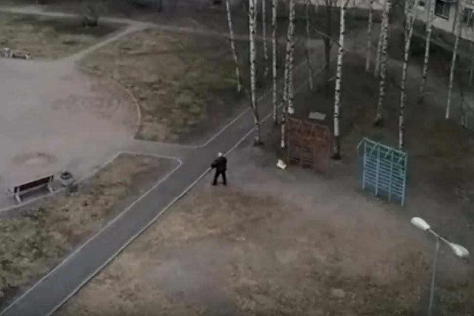 Мужчина утроил концерт для жителей двора в Петербурге, сидящих на самоизоляции