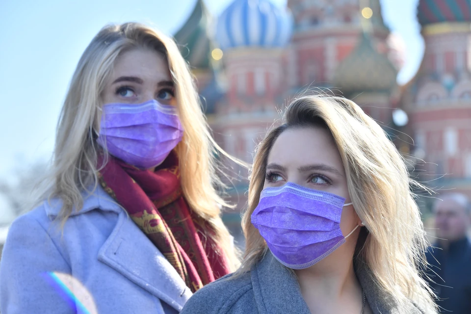Почти 70% жителей государства за последние две недели перестали пожимать руки и обниматься с приятелями при встрече, 84% значительно сократили количество своих встреч с друзьями.