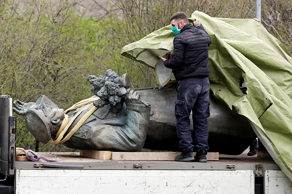 Во время сноса один из местных управленцев заявил, что у скульптуры Конева "не было маски"
