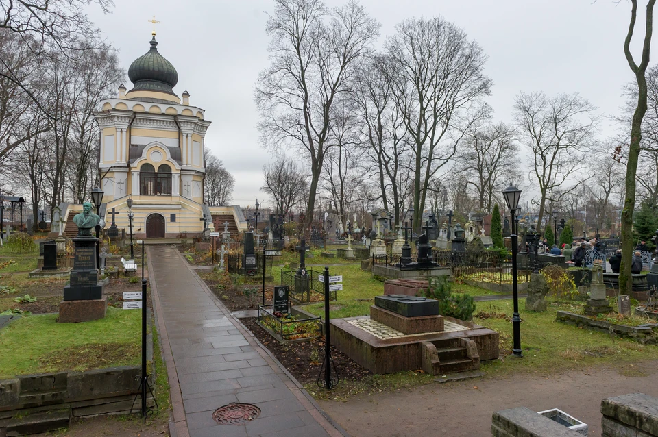 Перед пасхальными праздниками в Санкт-Петербурге запретили ходить на кладбища.