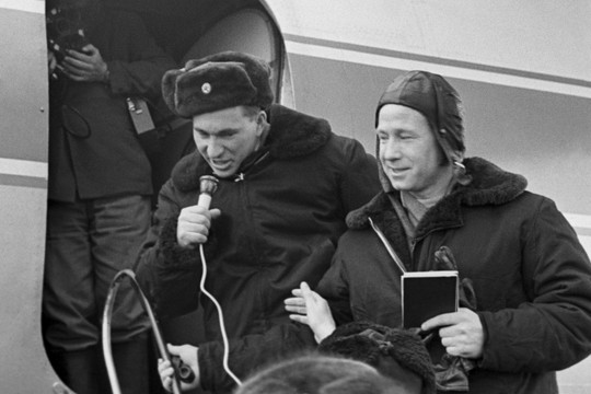 Космонавты Павел Беляев и Алексей Леонов после трех дней уральской тайги. Снимок сделан в пермском аэропорту. Фото: Владимир Савостьянов Архив ТАСС