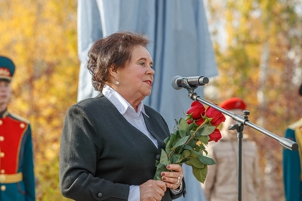Лариса Козина во время церемонии открытия бюста сыну