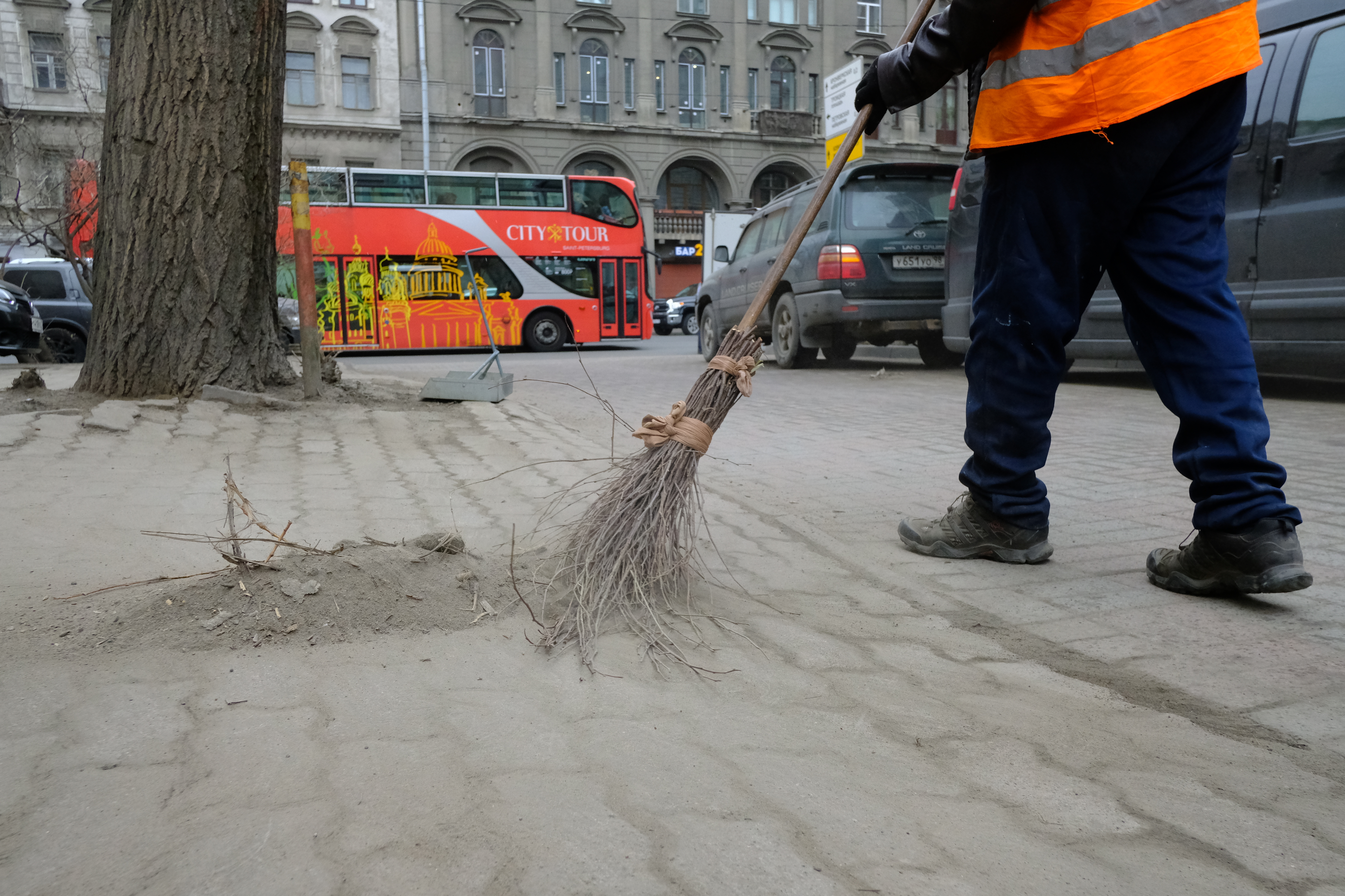 Работники ЖКХ спели про свой труд и коронавирус.