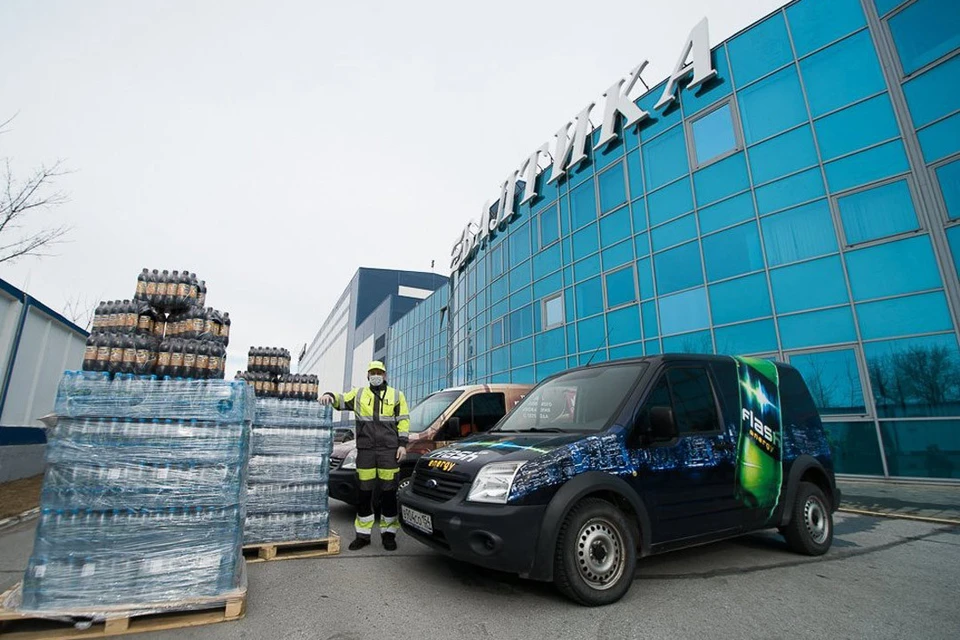 2200 бутылок воды и кваса Балтика передала находящимся на карантине в Новосибирске. Фото: Балтика.