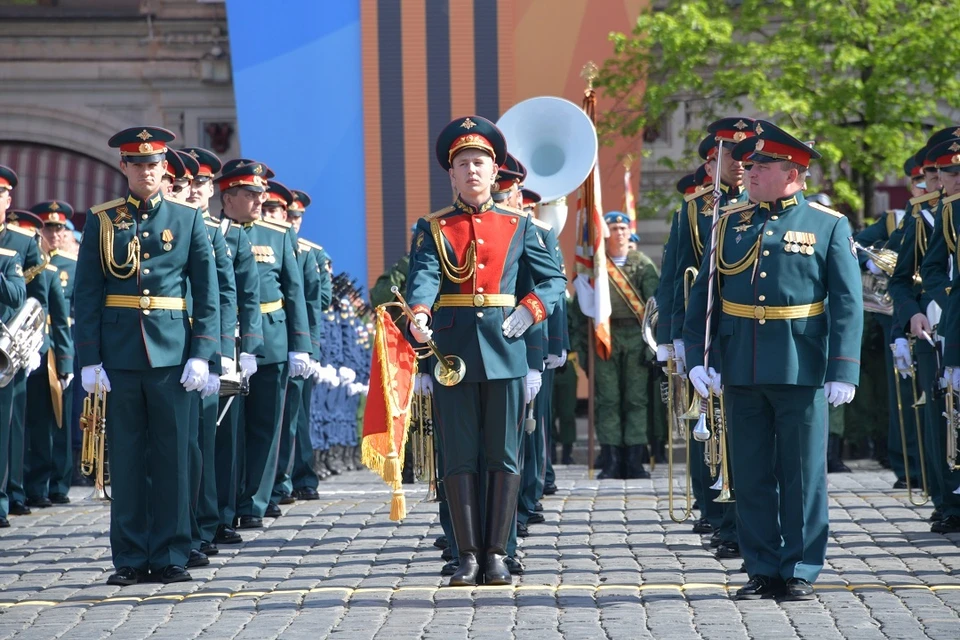 Парад перенес. Картинка стоят солдаты на плацу с орденами. Открытие памятника в дивизии Саров фото 2022 год.
