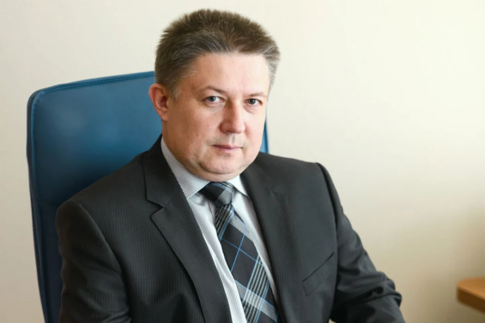Он управляющий банка. Он управляющий банка
